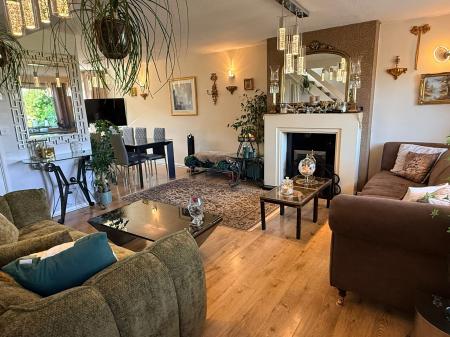 3 bedroom Semi-detached house for sale in Stoneleigh Way, Leicester, LE3