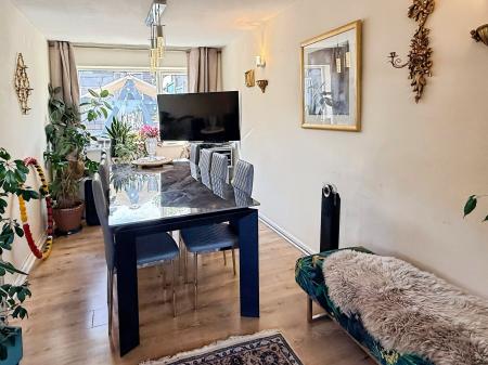 3 bedroom Semi-detached house for sale in Stoneleigh Way, Leicester, LE3