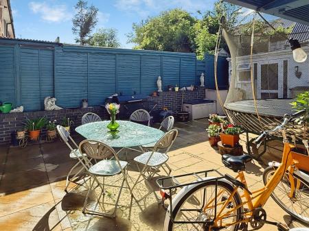 3 bedroom Semi-detached house for sale in Stoneleigh Way, Leicester, LE3