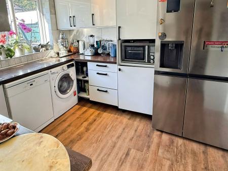 3 bedroom Semi-detached house for sale in Stoneleigh Way, Leicester, LE3