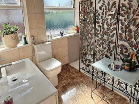 3 bedroom Semi-detached house for sale in Stoneleigh Way, Leicester, LE3