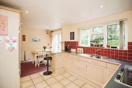 4 bedroom Detached house for sale in Eskdale Close, Oadby, LE2