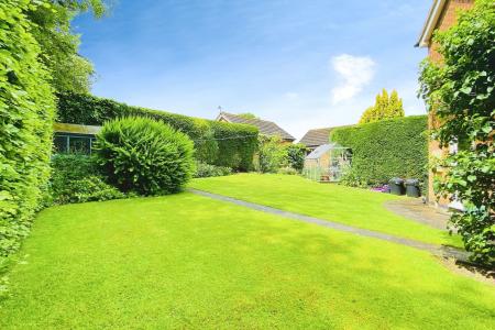 4 bedroom Detached house for sale in Eskdale Close, Oadby, LE2