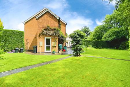 4 bedroom Detached house for sale in Eskdale Close, Oadby, LE2