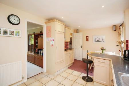 4 bedroom Detached house for sale in Eskdale Close, Oadby, LE2