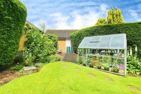 4 bedroom Detached house for sale in Eskdale Close, Oadby, LE2