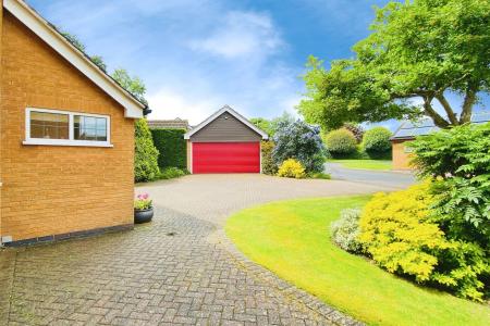 4 bedroom Detached house for sale in Eskdale Close, Oadby, LE2