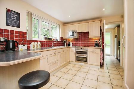 4 bedroom Detached house for sale in Eskdale Close, Oadby, LE2