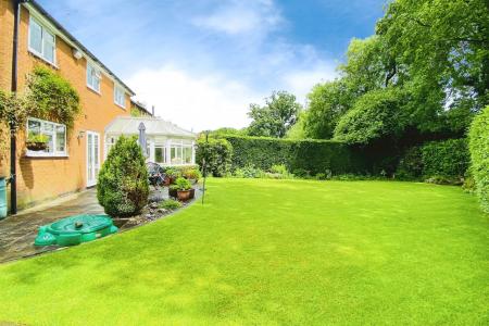 4 bedroom Detached house for sale in Eskdale Close, Oadby, LE2
