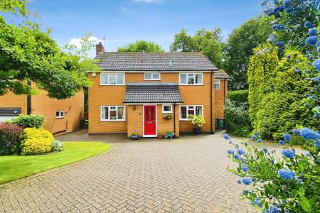 4 bedroom Detached house for sale in Eskdale Close, Oadby, LE2
