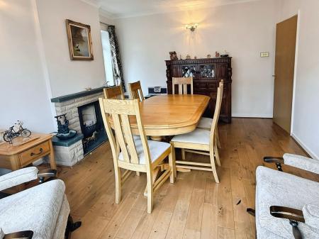 4 bedroom Detached house for sale in Ash Tree Road, Oadby, LE2