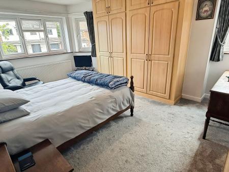4 bedroom Detached house for sale in Ash Tree Road, Oadby, LE2