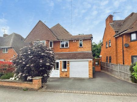 4 bedroom Detached house for sale in Ash Tree Road, Oadby, LE2