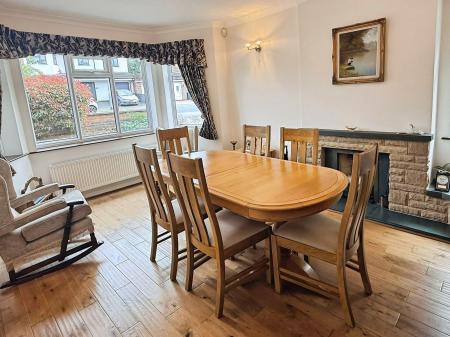 4 bedroom Detached house for sale in Ash Tree Road, Oadby, LE2