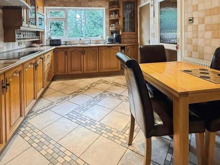 4 bedroom Detached house for sale in Ash Tree Road, Oadby, LE2