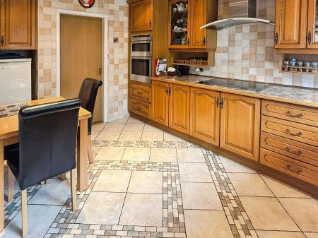 4 bedroom Detached house for sale in Ash Tree Road, Oadby, LE2