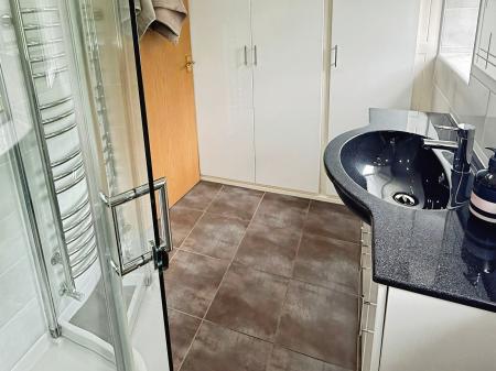 4 bedroom Detached house for sale in Ash Tree Road, Oadby, LE2