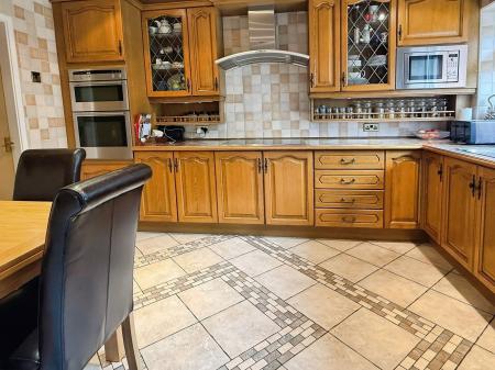 4 bedroom Detached house for sale in Ash Tree Road, Oadby, LE2