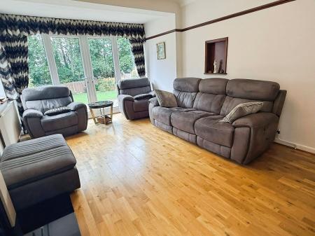 4 bedroom Detached house for sale in Ash Tree Road, Oadby, LE2