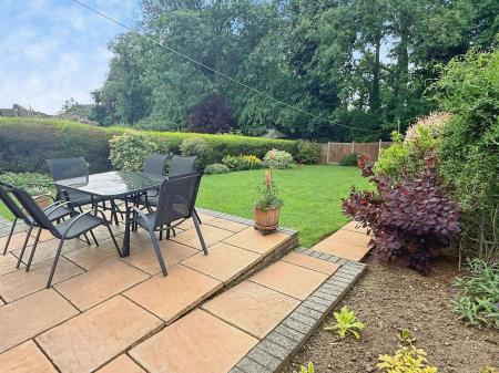 4 bedroom Detached house for sale in Ash Tree Road, Oadby, LE2