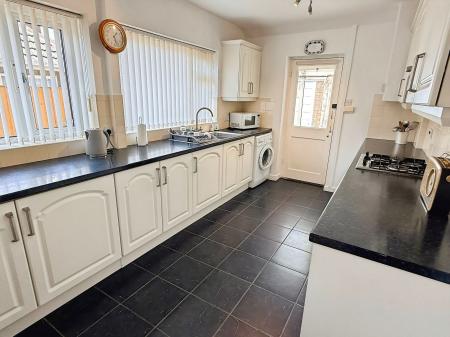 2 bedroom Semi-detached bungalow for sale in Chestnut Avenue, Oadby, LE2