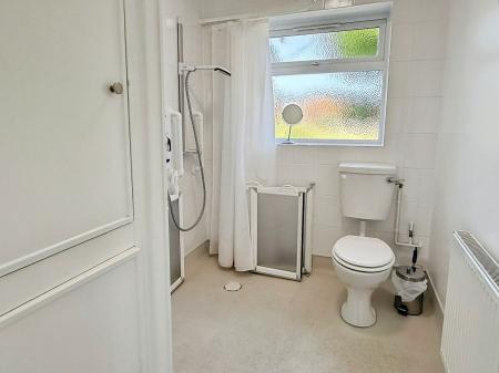 2 bedroom Semi-detached bungalow for sale in Chestnut Avenue, Oadby, LE2