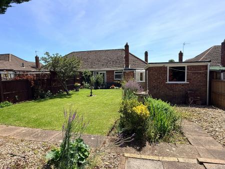 2 bedroom Semi-detached bungalow for sale in Chestnut Avenue, Oadby, LE2