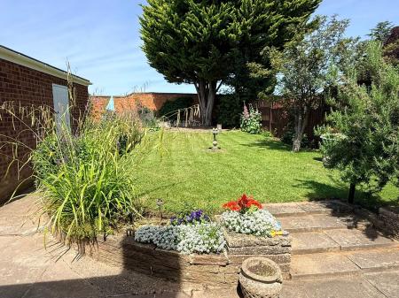 2 bedroom Semi-detached bungalow for sale in Chestnut Avenue, Oadby, LE2