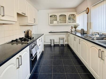 2 bedroom Semi-detached bungalow for sale in Chestnut Avenue, Oadby, LE2