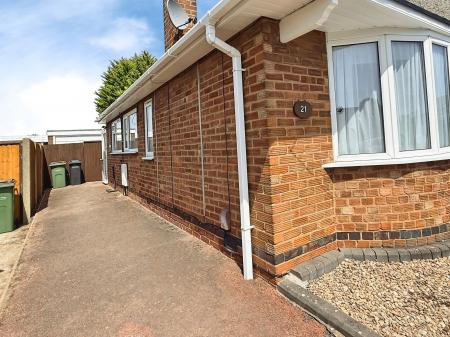 2 bedroom Semi-detached bungalow for sale in Chestnut Avenue, Oadby, LE2