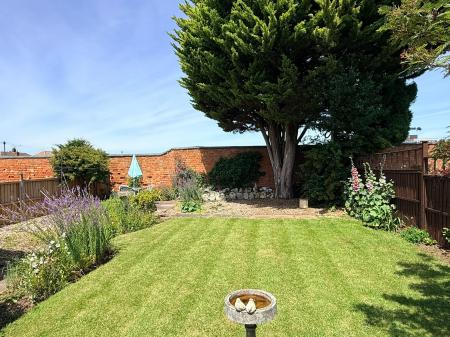 2 bedroom Semi-detached bungalow for sale in Chestnut Avenue, Oadby, LE2