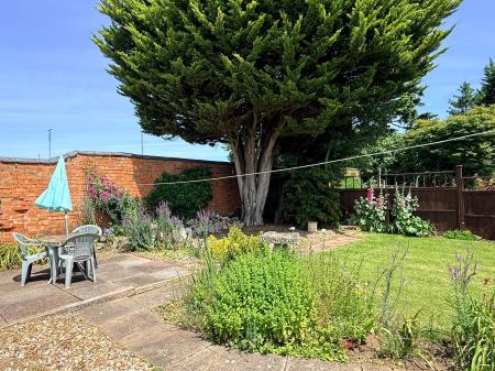2 bedroom Semi-detached bungalow for sale in Chestnut Avenue, Oadby, LE2