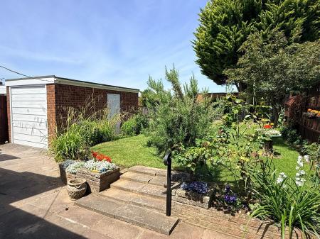 2 bedroom Semi-detached bungalow for sale in Chestnut Avenue, Oadby, LE2