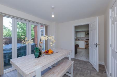 5 bedroom Detached house to let in Lady Hay Road, Leicester, LE3