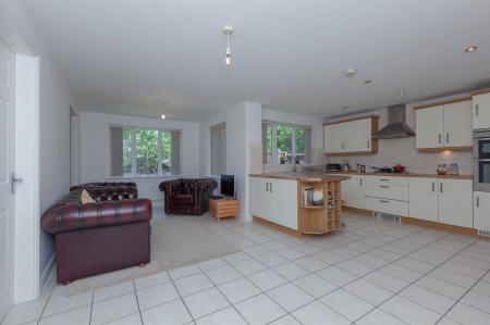 5 bedroom Detached house to let in Lady Hay Road, Leicester, LE3