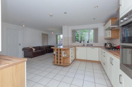 5 bedroom Detached house to let in Lady Hay Road, Leicester, LE3