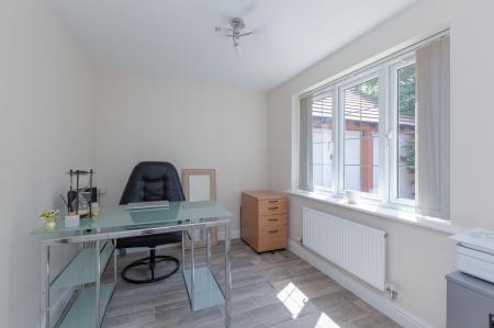 5 bedroom Detached house to let in Lady Hay Road, Leicester, LE3