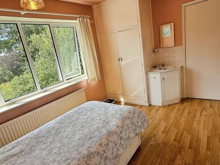 3 bedroom Detached house for sale in Fairstone Hill, Oadby, LE2