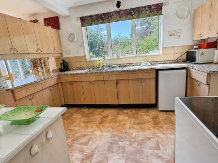 3 bedroom Detached house for sale in Fairstone Hill, Oadby, LE2