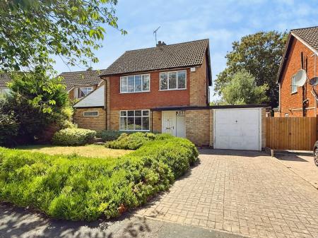 3 bedroom Detached house for sale in Fairstone Hill, Oadby, LE2