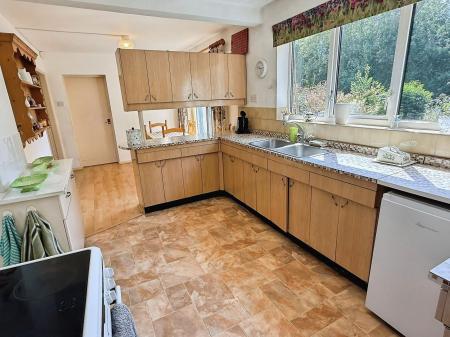 3 bedroom Detached house for sale in Fairstone Hill, Oadby, LE2