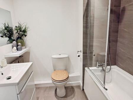 2 bedroom Flat for sale in Birkby Close, Hamilton, LE5