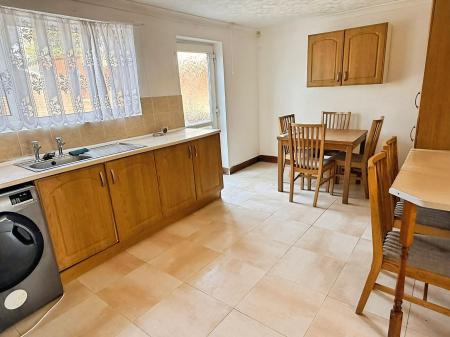 3 bedroom Semi-detached house for sale in Sunbury Green, Leicester, LE5