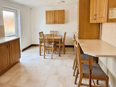 3 bedroom Semi-detached house for sale in Sunbury Green, Leicester, LE5