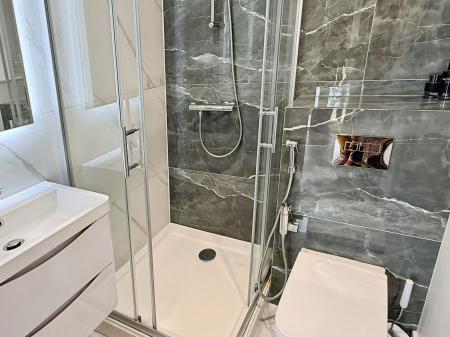 5 bedroom Detached house for sale in Thurlow Close, Oadby, LE2
