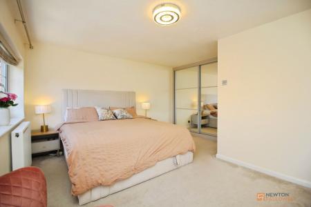 5 bedroom Detached house for sale in Thurlow Close, Oadby, LE2