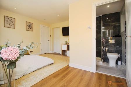 5 bedroom Detached house for sale in Thurlow Close, Oadby, LE2