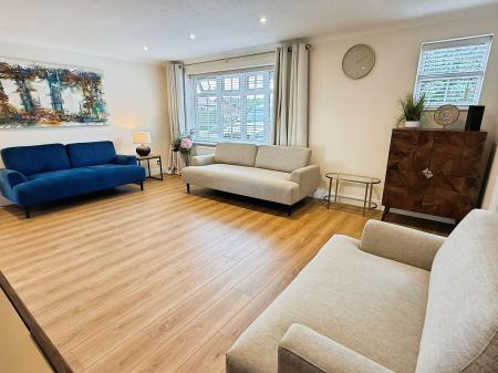 5 bedroom Detached house for sale in Thurlow Close, Oadby, LE2