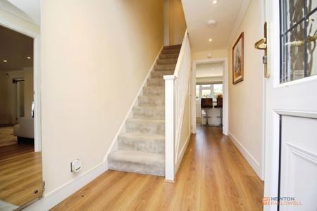 5 bedroom Detached house for sale in Thurlow Close, Oadby, LE2