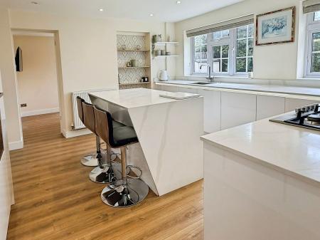 5 bedroom Detached house for sale in Thurlow Close, Oadby, LE2